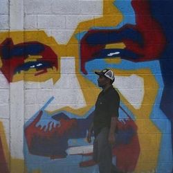 Os Estados Unidos vão promover novas eleições ou tentar derrubar mais membros do governo?, questiona a correspondente da BBC Ione Wells.