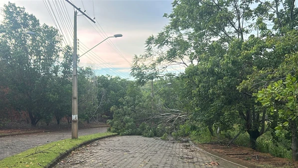 Ao menos três comunidades da cidade estão sem luz após forte chuva que ocorreu na tarde deste sábado (3)