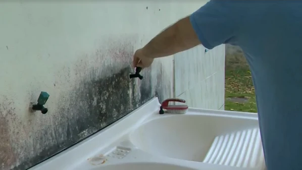 Moradores de diversas cidades abastecidas pela Cesan relatam falta d’água, enquanto a companhia atribui os transtornos a atos de vandalismo e falhas no sistema