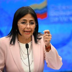 No final da tarde de sábado, o Tribunal Supremo de Justiça (TSJ) da Venezuela ordenou que ela assumisse a chefia do Estado diante da 'ausência forçada' de Maduro.