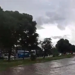 Volume intenso de chuva atingiu a cidade neste domingo (4), causou pontos de alagamento e deixou a BR 101 parcialmente coberta; Defesa Civil mantém alerta em todo o Estado