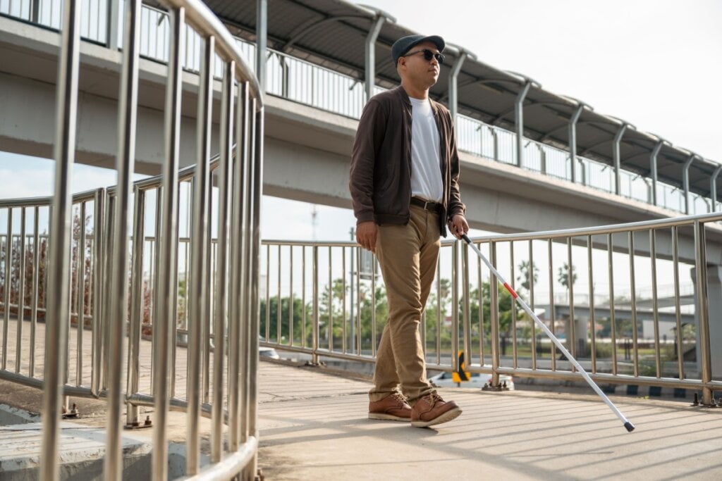 Sinalizações públicas inadequadas continuam sendo uma barreira que transforma atividades simples do dia a dia em desafios para deficientes visuais (Imagem: GBJSTOCK | Shutterstock)