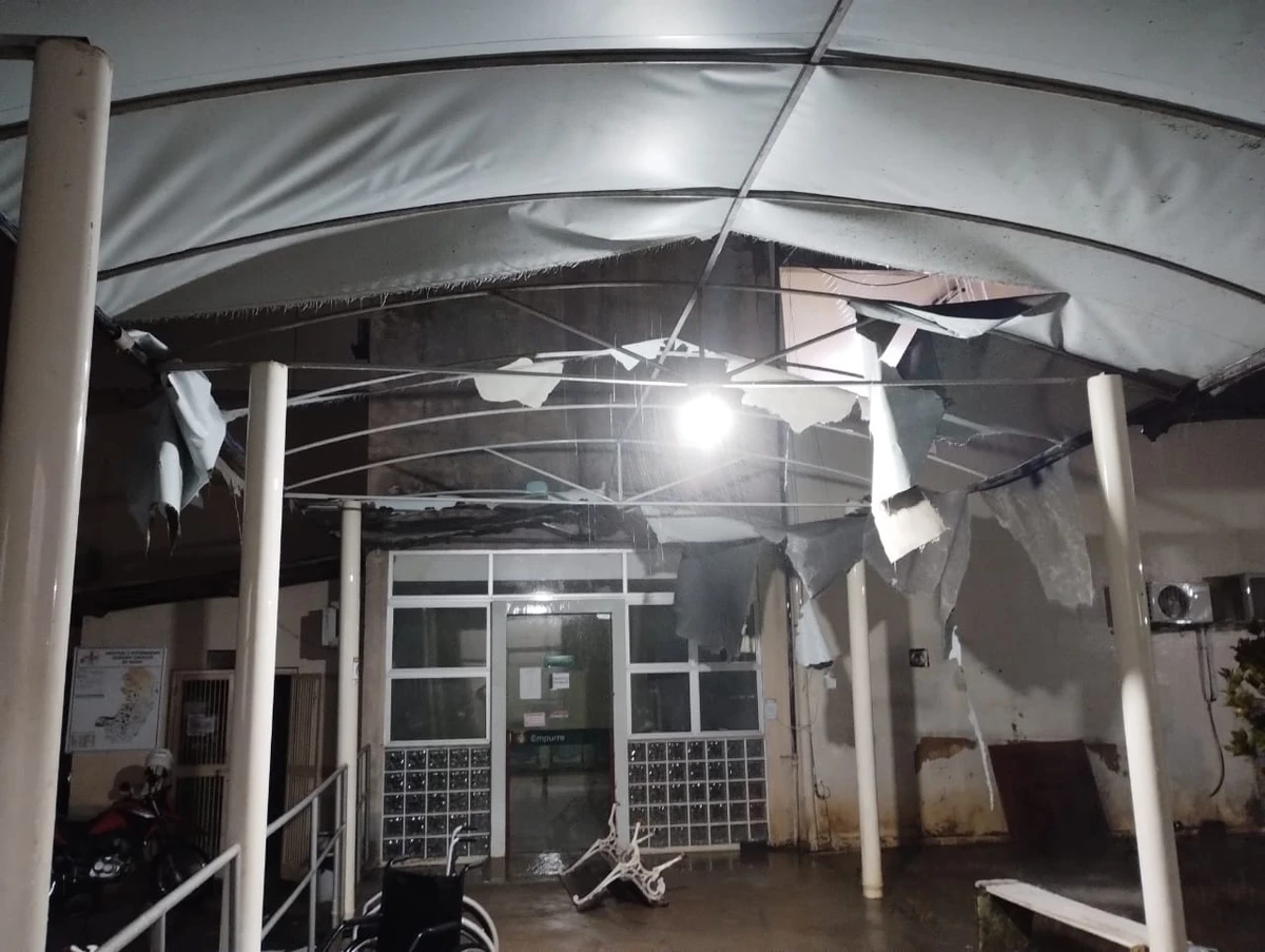 Hospital em João Neiva tem lona rasgada durante temporal