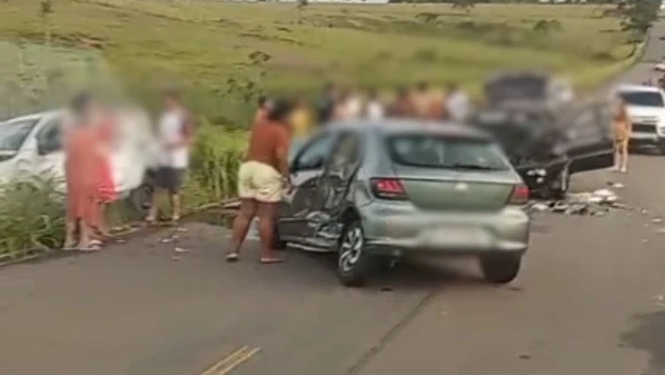 Um motorista contou à Polícia Militar que um dos veículos envolvidos teria invadido a pista contrária e provocado a colisão na zona rural do município