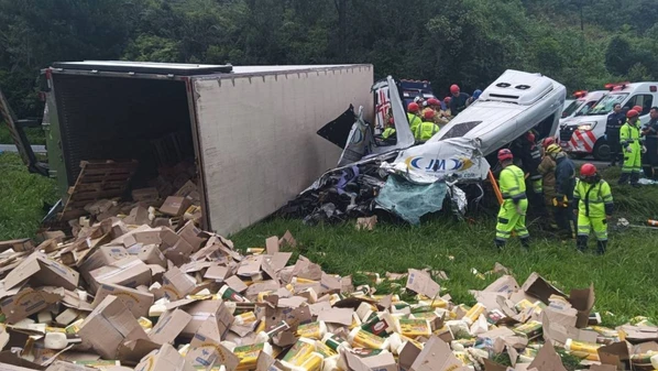 A carreta estava carregada com queijo, e a carga ficou espalhada pela pista; a van transportava moradores de Campo Largo que tinham participado de um culto religioso em SP