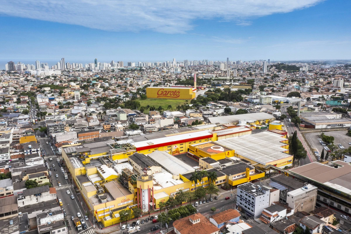 A fábrica da Garoto em Vila Velha adota práticas sustentáveis como o uso de energia elétrica renovável, a redução da água captada em suas operações e acessibilidade para os colaboradores, por exemplo.