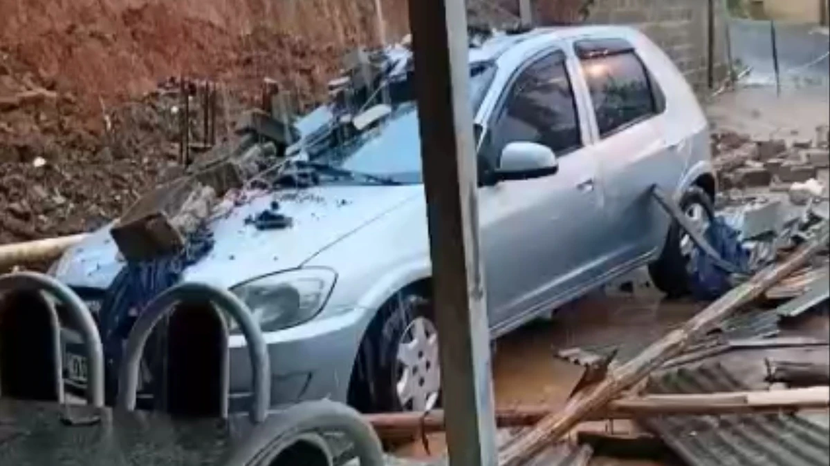 Desabamento de muro danificou carro no bairro Alto Bela Vista, em Cachoeiro de Itapemirim