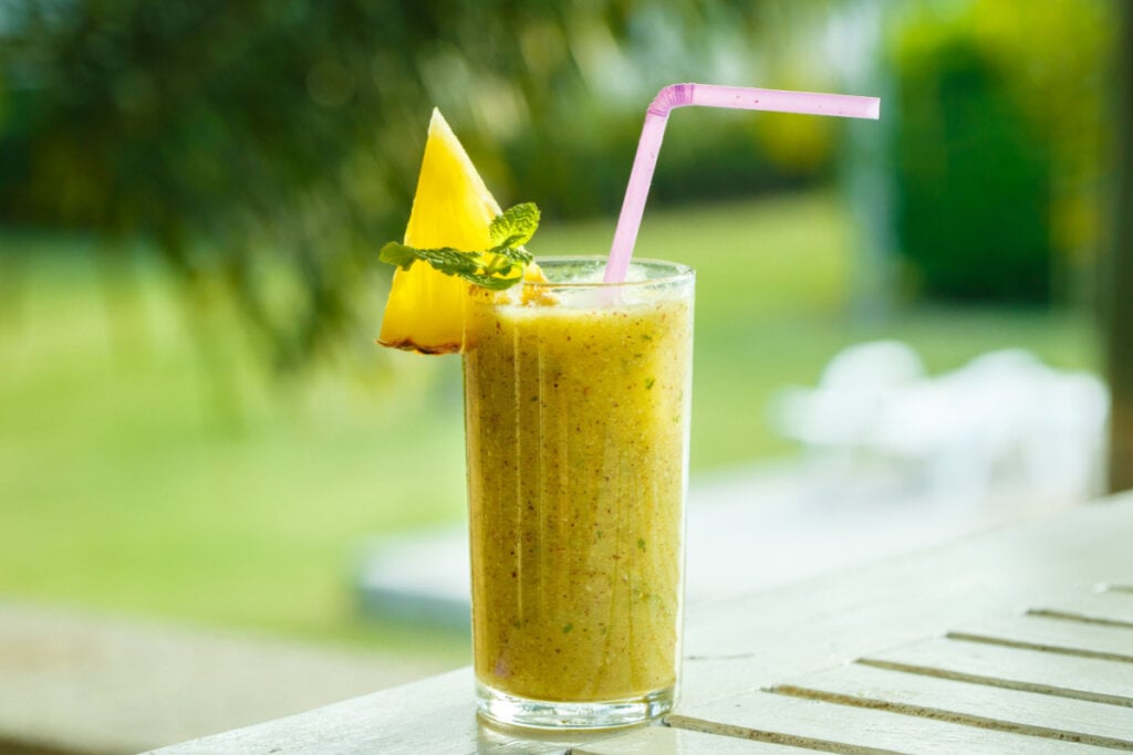 Suco de abacaxi com hortelã (Imagem: Boiarkina Marina | Shutterstock)