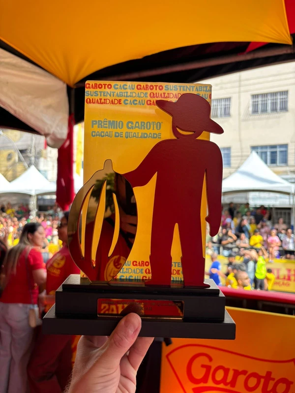 O Prêmio Garoto Cacau de Qualidade busca valorizar produtores de cacau que adotam boas práticas agrícolas e sustentáveis.