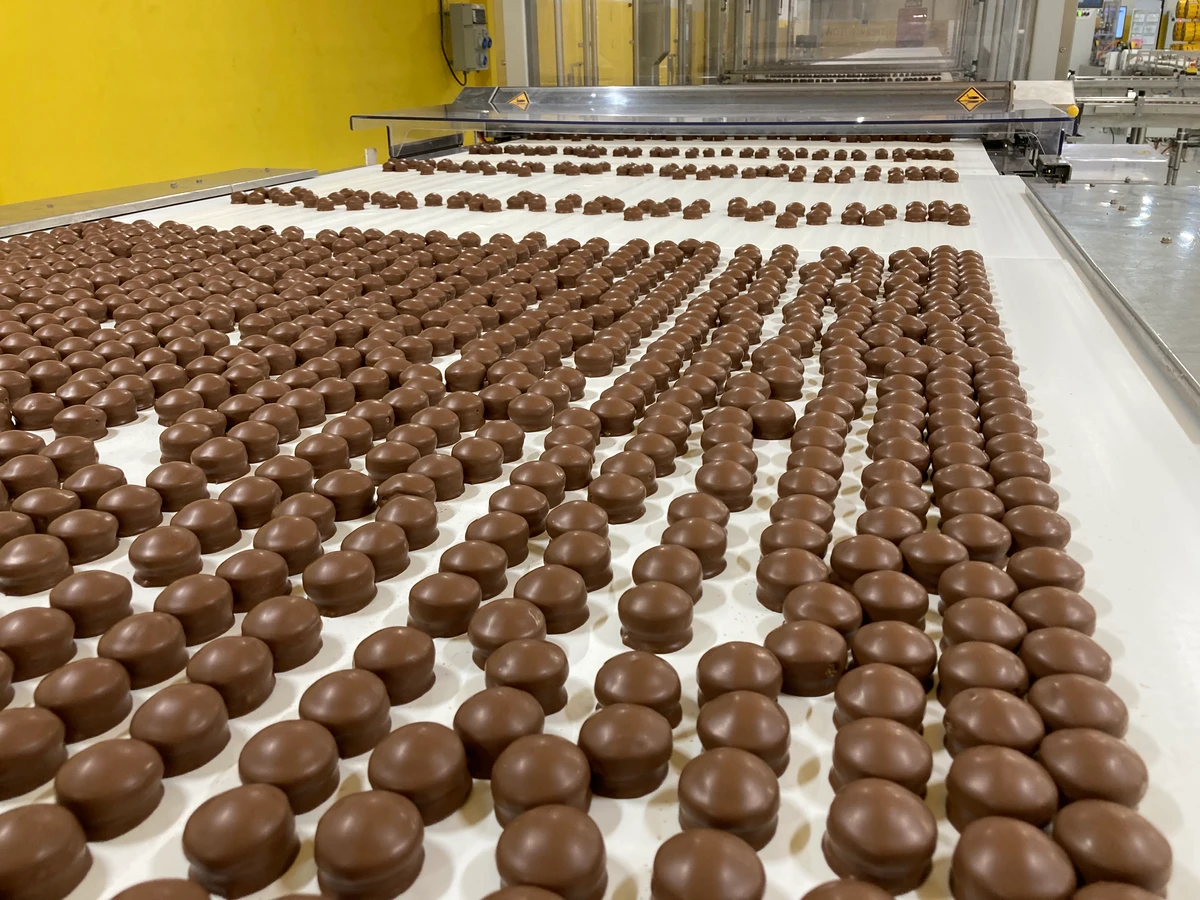 Os chocolates da Garoto passam por uma jornada que inclui o incentivo a práticas regenerativas no campo, suporte aos produtores, operações industriais de baixo impacto, entre outras iniciativas.