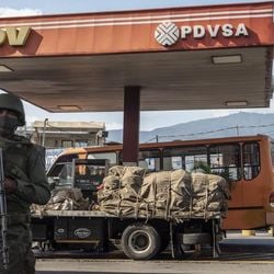 Os venezuelanos se acostumaram a viver sob estado de exceção, já que Maduro fez mais de 30 decretos como esse ao longo de seu governo