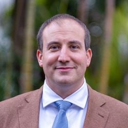 Para Marko Milanovic, professor da Universidade de Reading, ação militar americana na Venezuela é 'violação descarada da lei' e argumentos de Maduro contra sua prisão são 'válidos', mas ele considera improvável que os tribunais consigam conter o governo Trump.