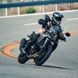 A V-Strom 800, uma das big trails mais premiadas do país, passa a contar com novas opções de cores nas duas versões – V-Strom 800DE e V-Strom 800 com rodas de liga leve