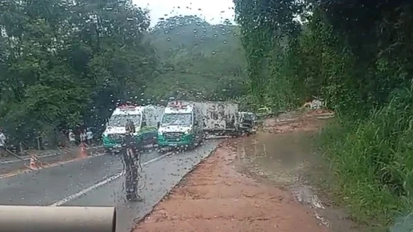 Batida ocorreu no início da tarde de terça-feira (6) e deixou um ocupante da motocicleta com ferimentos graves