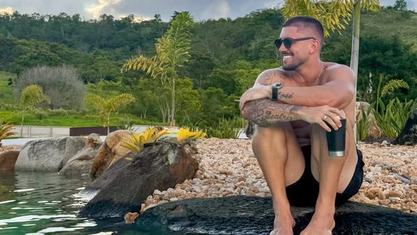 Ex-BBB capixaba compartilhou etapas da obra em suas redes sociais e recentemente curtiu a "praia" em seu sítio, em Conduru, com sua namorada Ivy Moraes