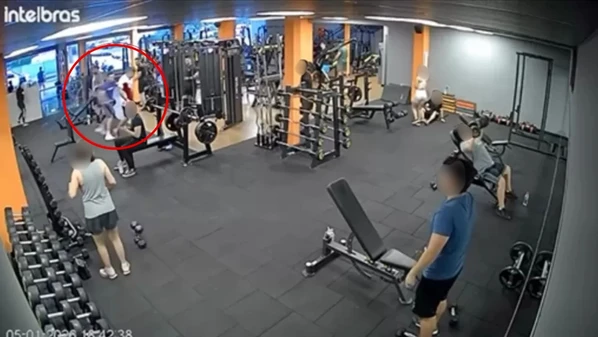 O criminoso abordou a vítima assim que ela saiu da academia; as identidades dos dois não foram reveladas