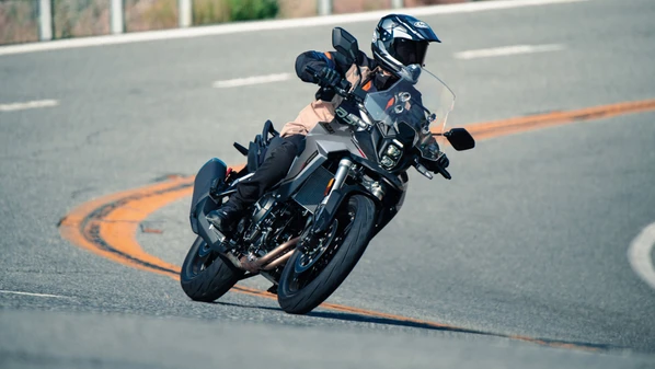A V-Strom 800, uma das big trails mais premiadas do país, passa a contar com novas opções de cores nas duas versões – V-Strom 800DE e V-Strom 800 com rodas de liga leve