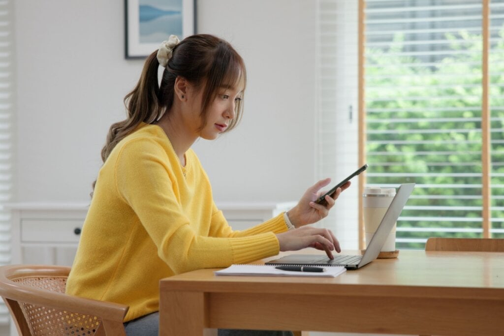 A nota do Enem oferece a possibilidade de cursar a universidade em outra cidade, mas exige organização (Imagem: Chay_Tee | Shutterstock)