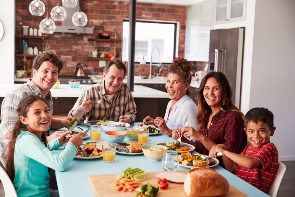 Mesmo fora da rotina, respeitar os horários das refeições favorece escolhas mais equilibradas (Imagem: Monkey Business Images | Shutterstock)