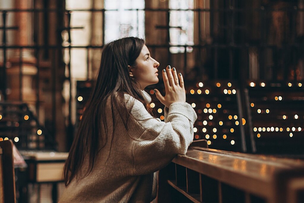 Orações feitas com fé podem ajudar na abertura dos caminhos ao longo do ano (Imagem: Anna Nass | Shutterstock)