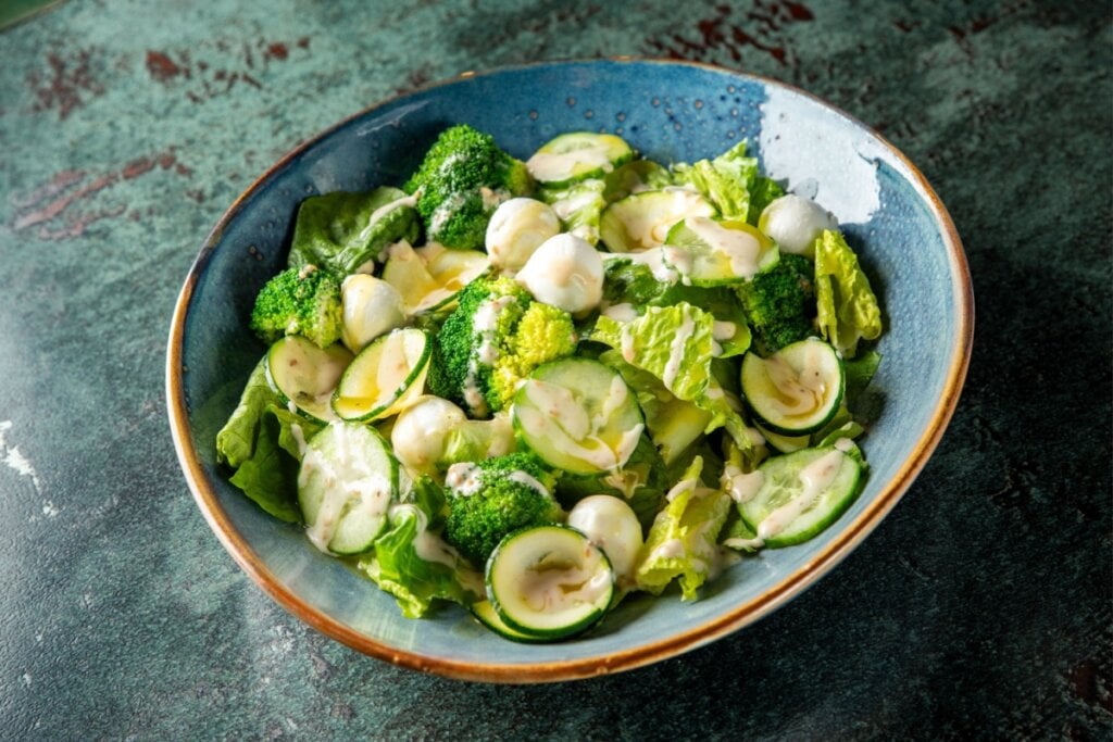 Salada com brócolis, muçarela de búfala e pepino (Imagem: siamionau pavel | Shutterstock)