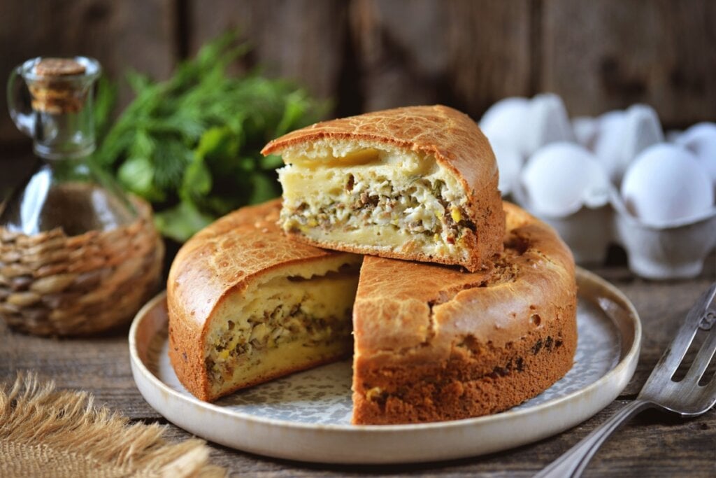 Torta de atum com ovo e cebola (Imagem: Chudo2307 | Shutterstock) 