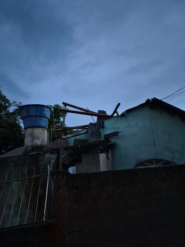Residência é destelhada após temporal em Barra de São Francisco por Leitor AG