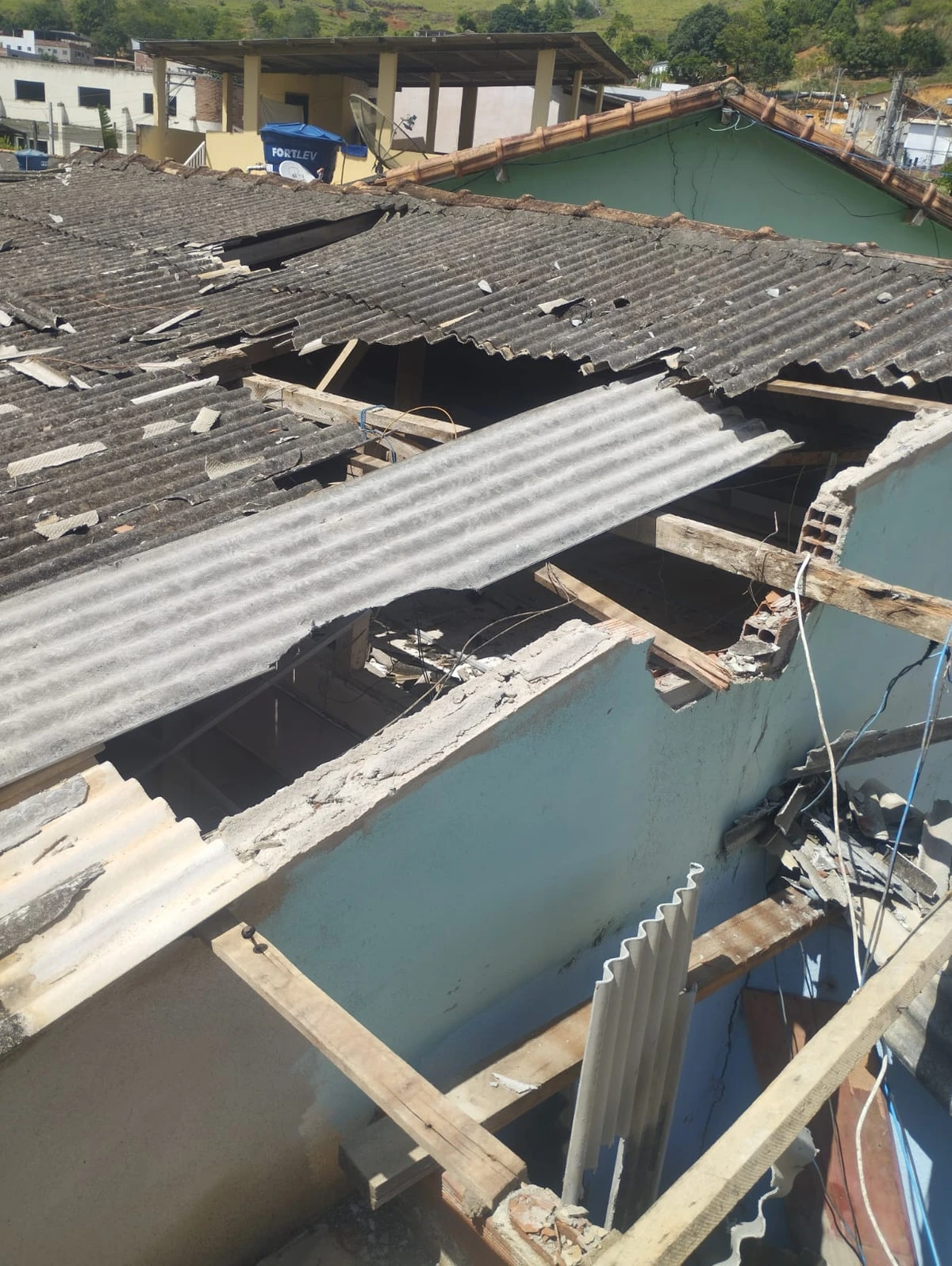 Residência é destelhada após temporal em Barra de São Francisco por Leitor AG