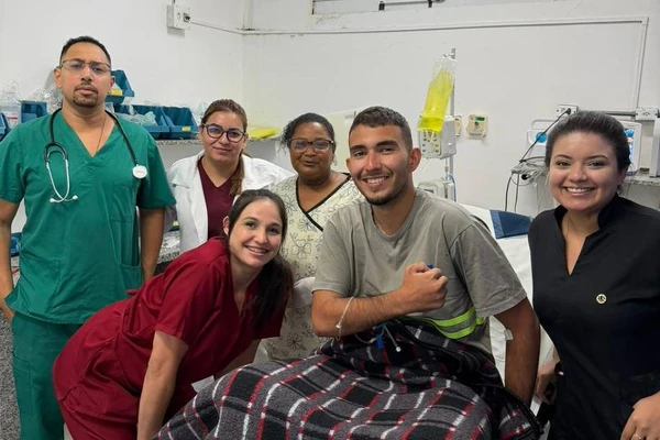 Roberto Farias Tomaz ao lado da equipe médica que o acompanha após quase cinco dias na mata, no pico Paraná (PR); ele foi levado para o Hospital Municipal de Antonina por volta das 12h desta segunda-feira (5) 