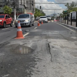 Trecho próximo à Avenida Cezar Hilal, recapeado no fim de 2025, apresenta fissuras e vazamento de água; Cesan afirma que já realizou reparo