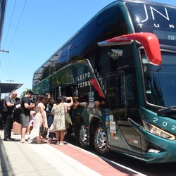 Em vigor desde novembro, novas regras para a entrada e circulação de veículos de excursão estão sendo implementadas de forma gradual; itens não autorizados, inclusive alimentos, serão apreendidos e descartados