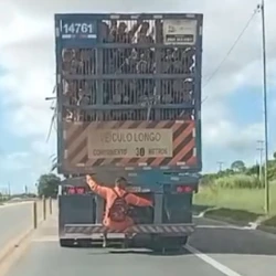 Vídeo que circula nas redes sociais mostra prática perigosa registrada em São Mateus, no Norte do Espírito Santo; PRF faz alerta sobre os riscos da carona ilegal