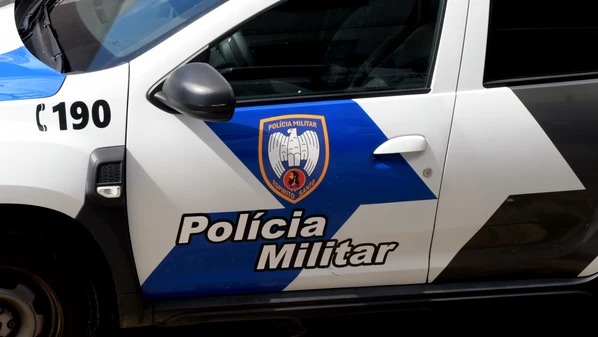 Suspeito teria ameaçado a vítima e arremessado um paralelepípedo contra a barriga dela; o homem fugiu e ainda não foi localizado