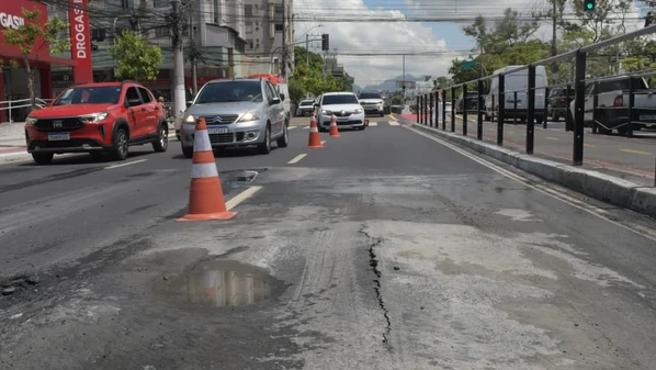 Trecho próximo à Avenida Cezar Hilal, recapeado no fim de 2025, apresenta fissuras e vazamento de água; Cesan afirma que já realizou reparo