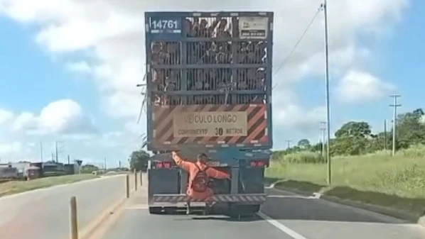 Vídeo que circula nas redes sociais mostra prática perigosa registrada em São Mateus, no Norte do Espírito Santo; PRF faz alerta sobre os riscos da carona ilegal