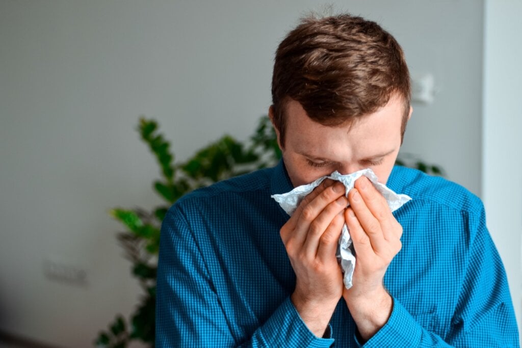 A transmissão da hanseníase ocorre quando uma pessoa infectada e sem tratamento elimina a bactéria por meio das vias respiratórias (Imagem: OlgaKan | Shutterstock)