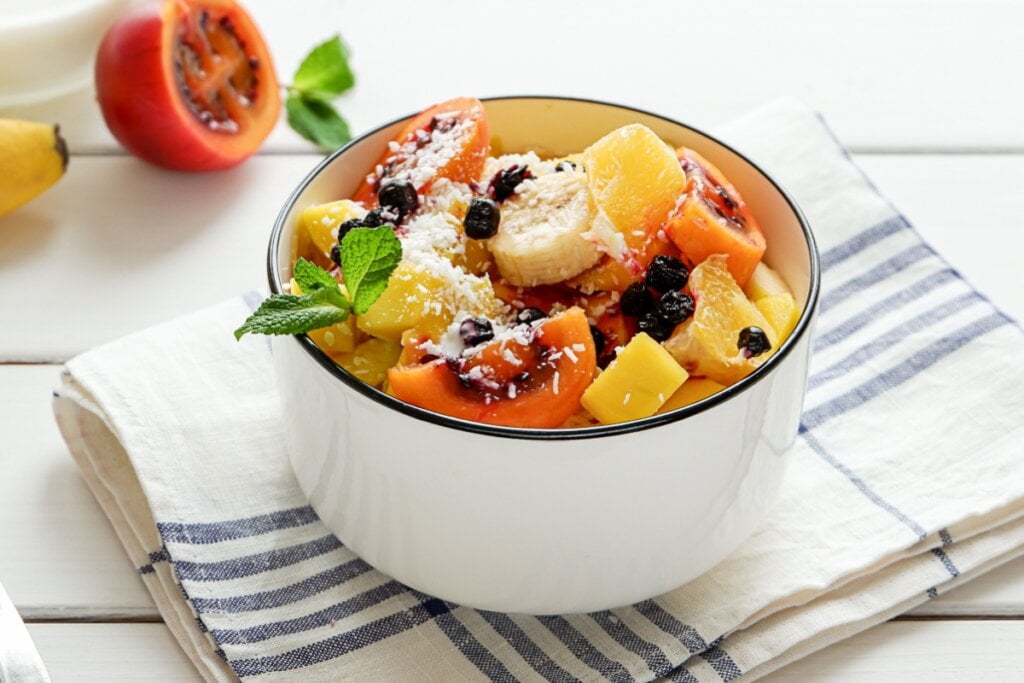 Salada de frutas com tamarillo e mirtilo (Imagem: anna.argentuma | Shutterstock)