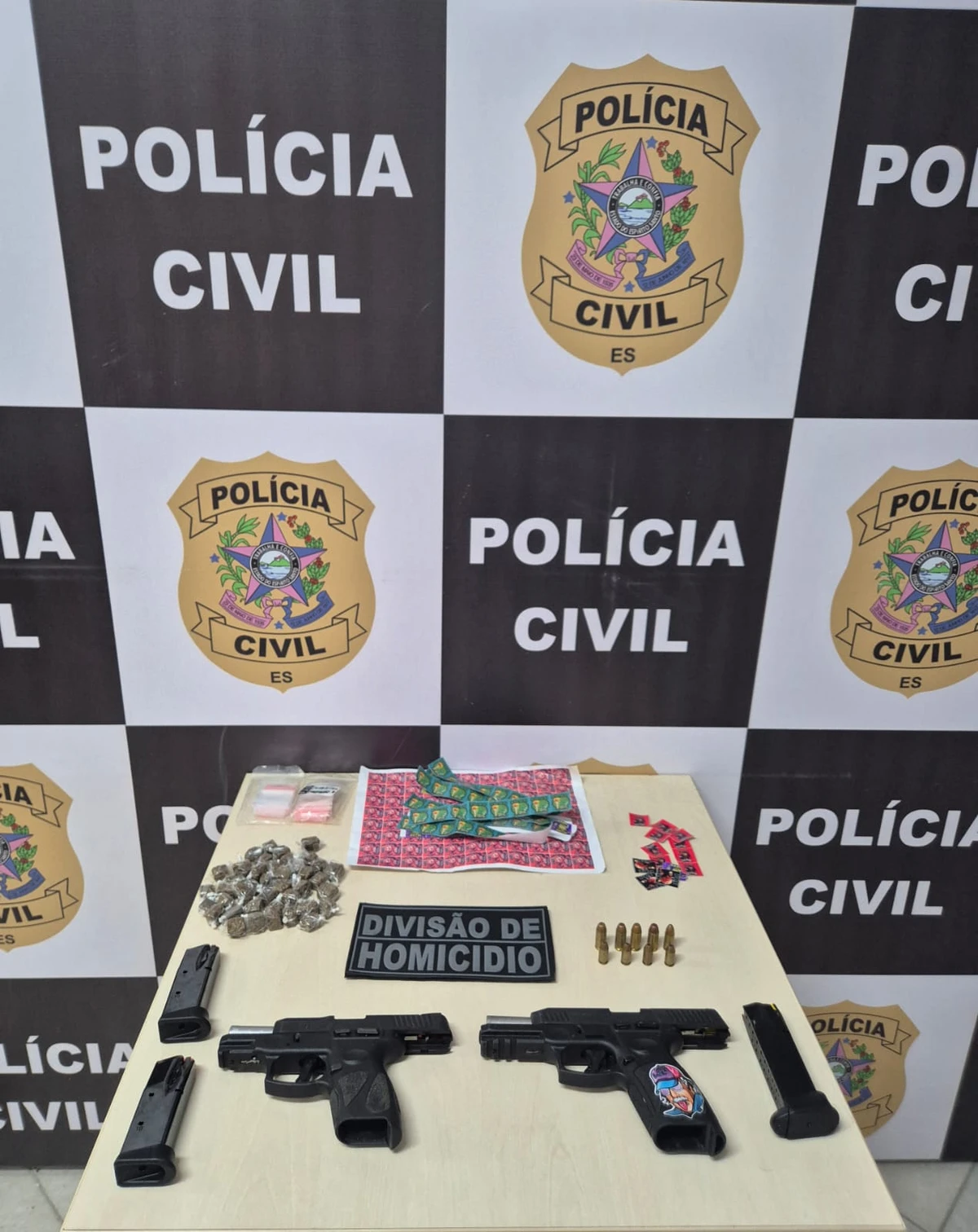 Material apreendido pela Polícia Civil