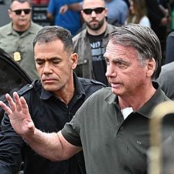 Projeto prevê redução de penas dos condenados por atos do 8 de Janeiro, incluindo o ex-presidente Jair Bolsonaro.