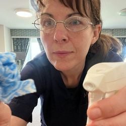 A repórter Catriona MacPhee trabalhou por sete semanas em uma casa de repouso na Escócia, como parte de uma investigação da BBC.