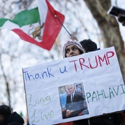 Protestos no país chegam ao 12º dia consecutivo. Na capital Teerã e em outras cidades, manifestantes gritam pela saída do aiatolá Ali Khamenei e pedem retorno de líder exilado.