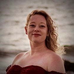 Mãe de três filhos e poeta premiada, a morte repentina de Good, acusada de 'agitadora profissional' por Donald Trump, desencadeou protestos em várias partes do país.