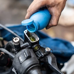 Responsável por transmitir a força do manete e do pedal até as pinças, o fluido de freio é essencial para a segurança, mas ainda é negligenciado por muitos motociclistas