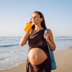 Especialista ensina atitudes simples para gestantes aproveitarem o verão com segurança, conforto e tranquilidade