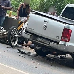 Picape Amarok cruzou a pista da BR 101 ao sair de um posto e o condutor da moto não conseguiu frear e desviar a tempo; câmera flagrou o momento da batida