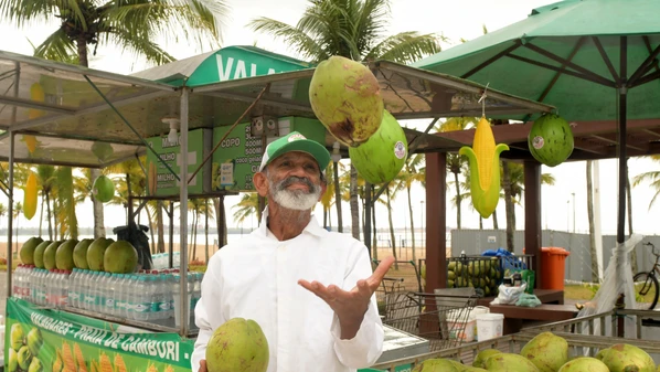 Levantamento de A Gazeta percorreu as orlas de Vitória, Vila Velha e Serra. Tomar água na fruta custa entre R$ 7 e R$ 13, enquanto o litro da bebida chega a R$ 17; confira onde economizar
