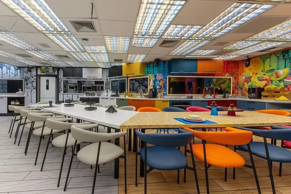 Cozinha da casa do BBB 26, com Xepa e VIP