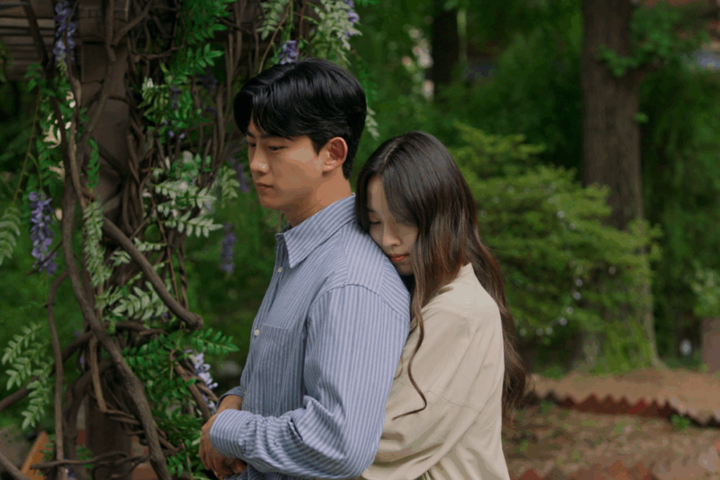 Em “Bate Coração”, um vampiro que sonha em se tornar humano cruza o caminho de uma mulher prática, dando início a uma convivência marcada por sentimentos inesperados (Imagem: Reprodução digital | KBS2) 