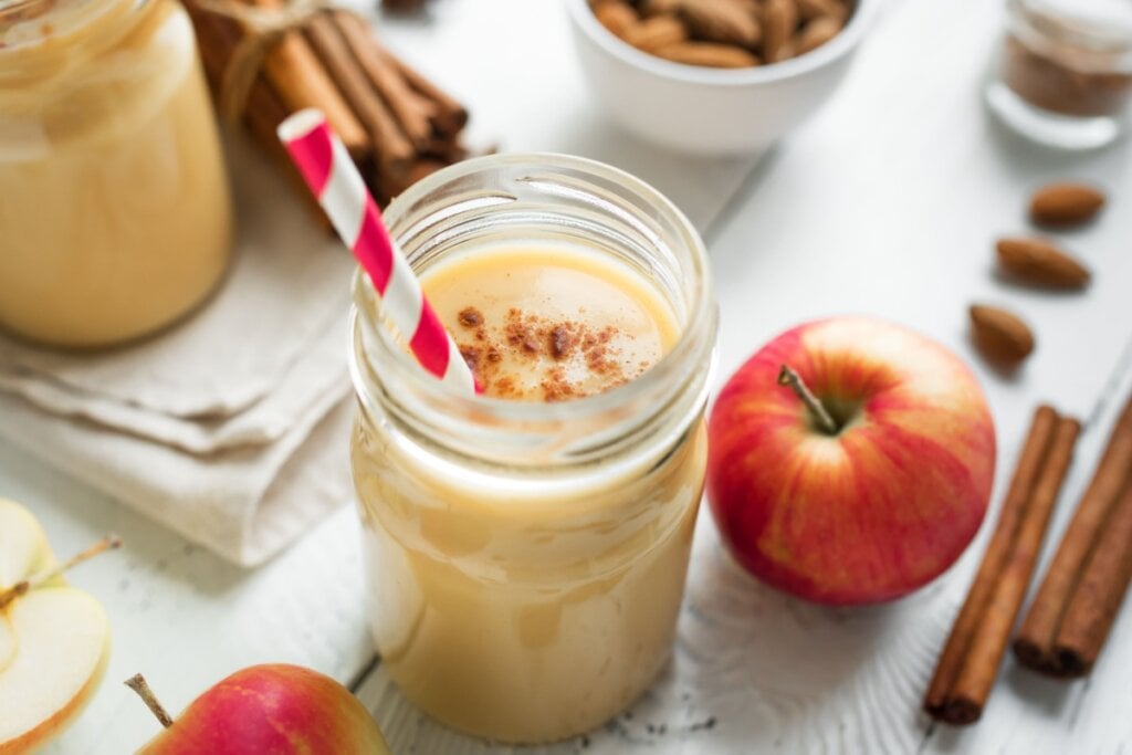 Vitamina de maçã com canela e aveia (Imagem: Oksana Mizina | Shutterstock)