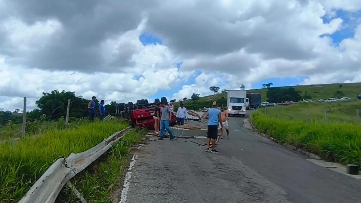 A vítima ficou presa às ferragens e foi retirada já sem vida pelos bombeiros